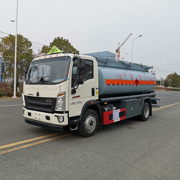 山東國六9.6方重汽豪沃運油車